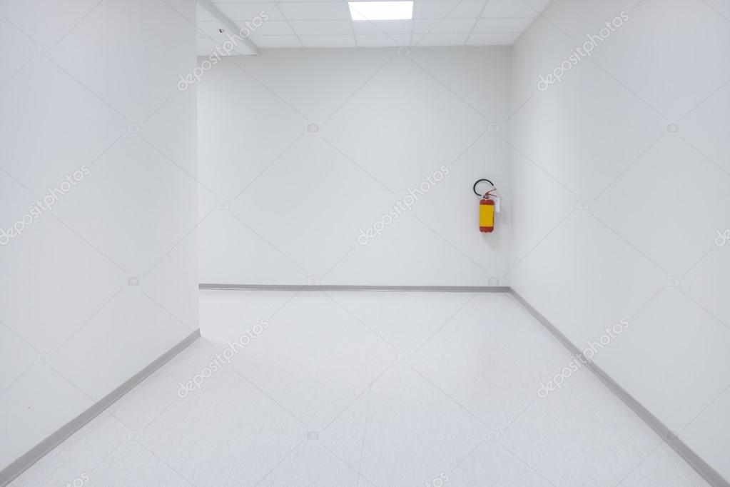 Extintor en pasillo de edificio residencial