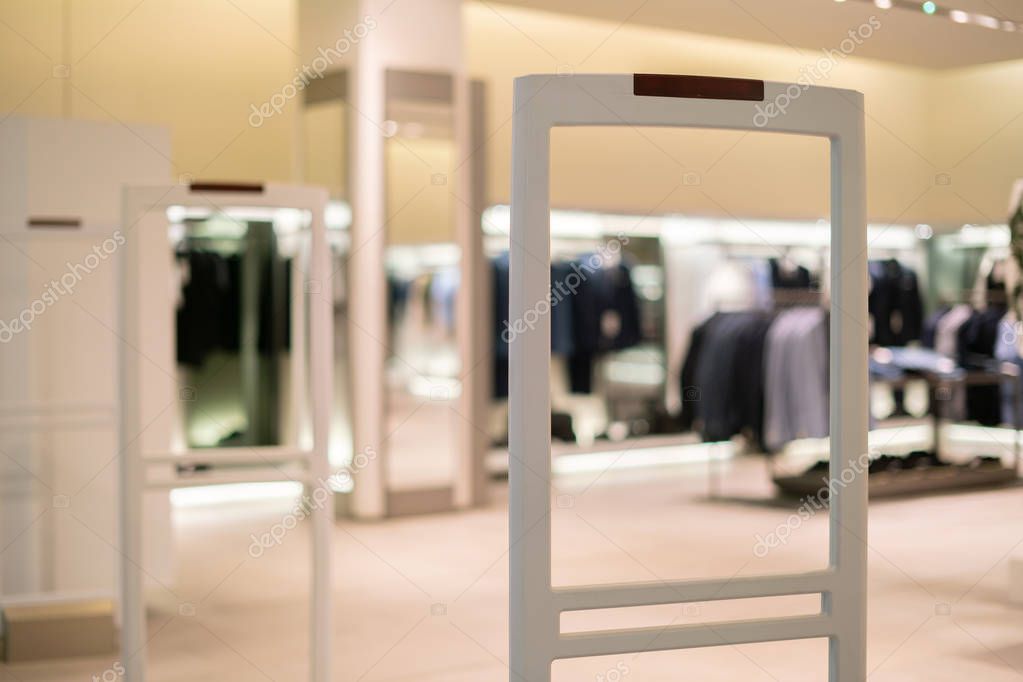 Extintores en pasillo de centro comercial