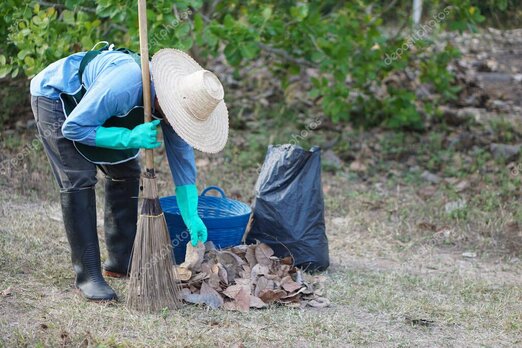 Trabajador realizando desmalezado con advertencias de seguridad contra incendios