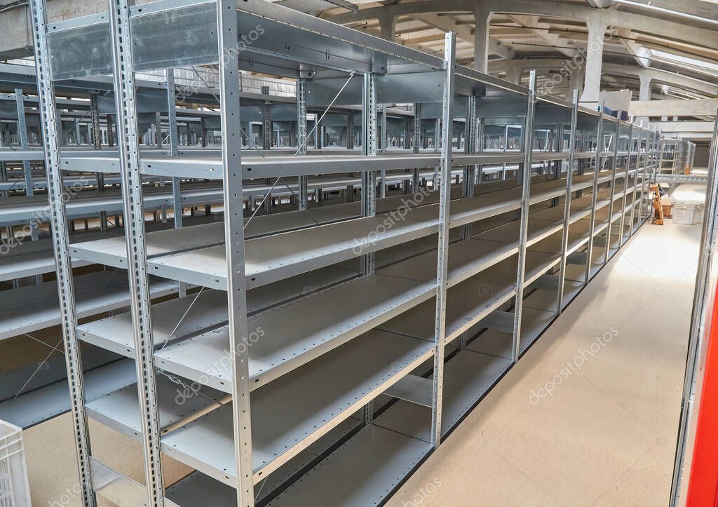 Bodega industrial con extintores señalizados