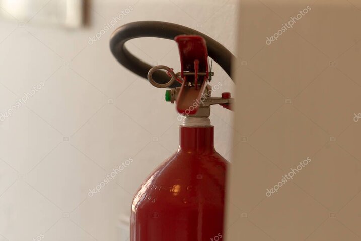 Soporte y anclajes para extintor en muro